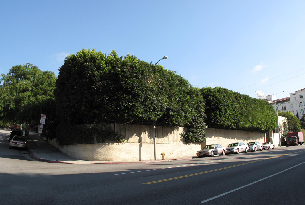 1308 N Flores St in West Hollywood, CA - Building Photo