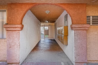 13354 Vanowen St in Van Nuys, CA - Foto de edificio - Building Photo