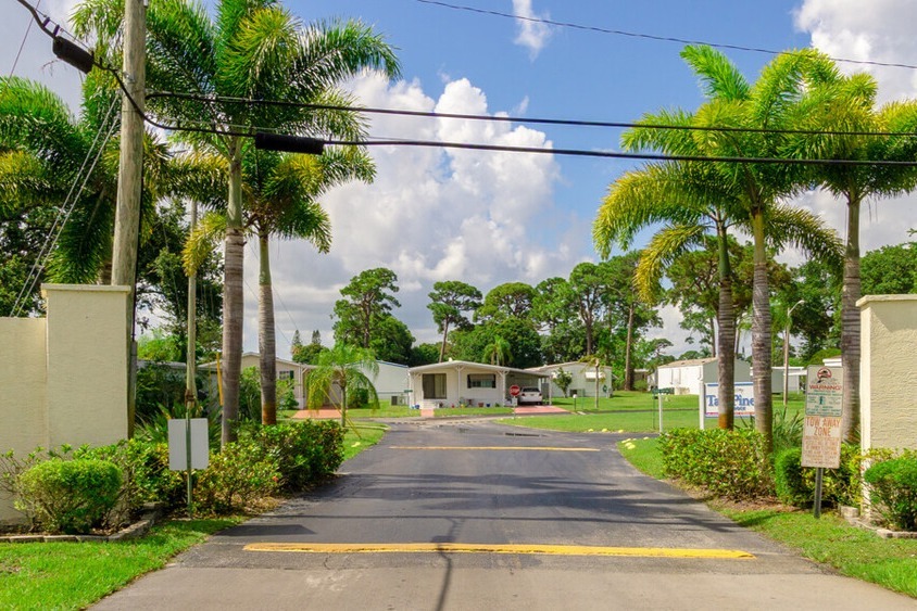 Tall Pines - 55+ Community in Fort Pierce, FL - Foto de edificio