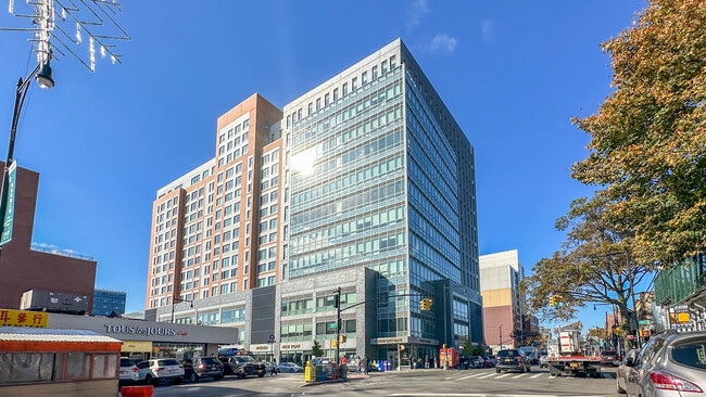 Flushing Commons Residences in Flushing, NY - Foto de edificio - Building Photo