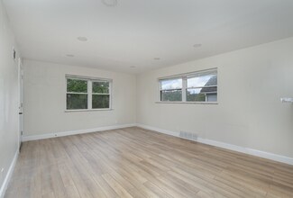 5653 Bramble Ave-Unit -Apt 1 in Cincinnati, OH - Building Photo - Building Photo