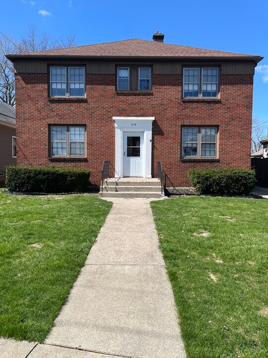 214 Delaware Rd, Unit upper in Kenmore, NY - Foto de edificio