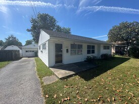 4828 Warbler Way in Louisville, KY - Building Photo