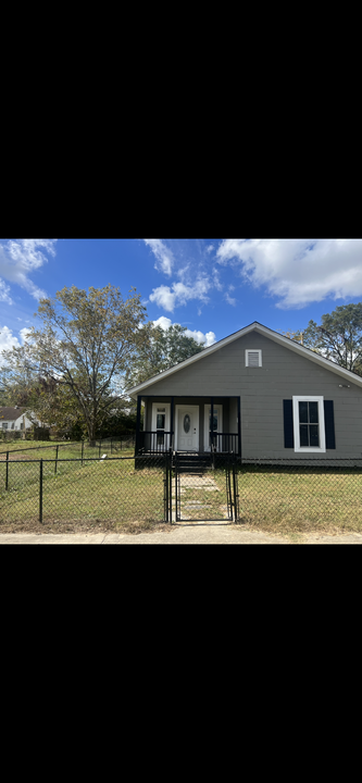 32 Peachtree St in Clinton, SC - Building Photo