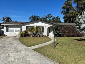 6106 Lawncrest Pl in Dover, FL - Building Photo