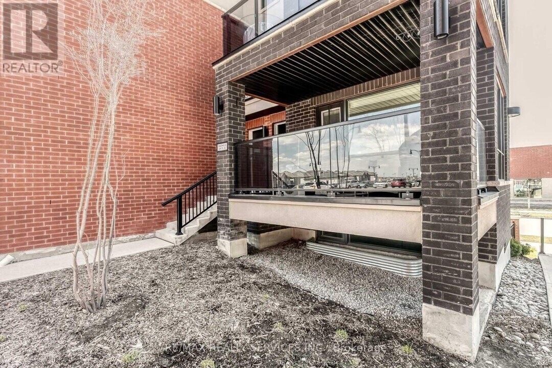 100 Dufay Rd in Brampton, ON - Building Photo