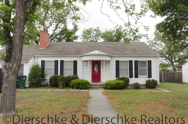 2216 Live Oak St