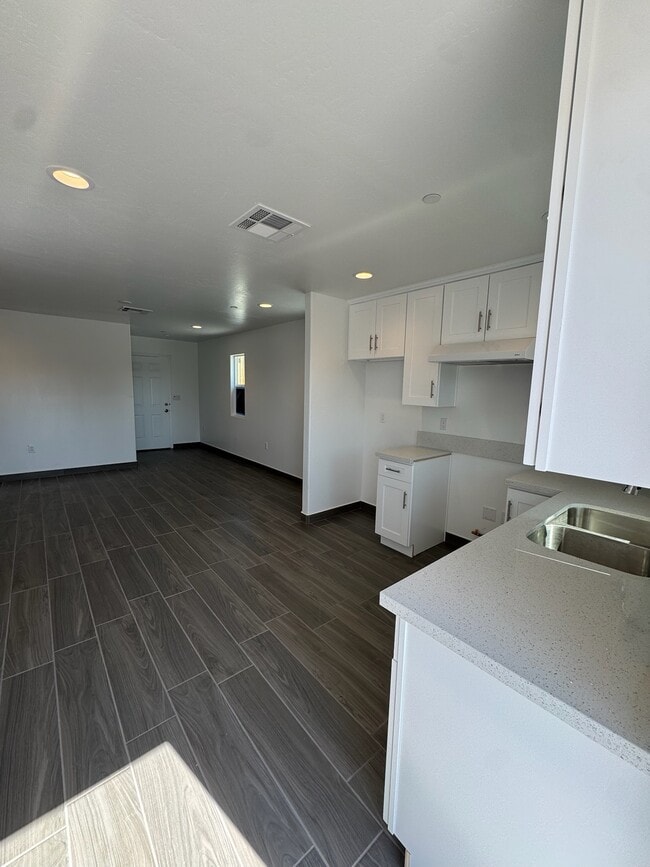 1128 Jefferson St, Unit B in Bakersfield, CA - Foto de edificio - Building Photo