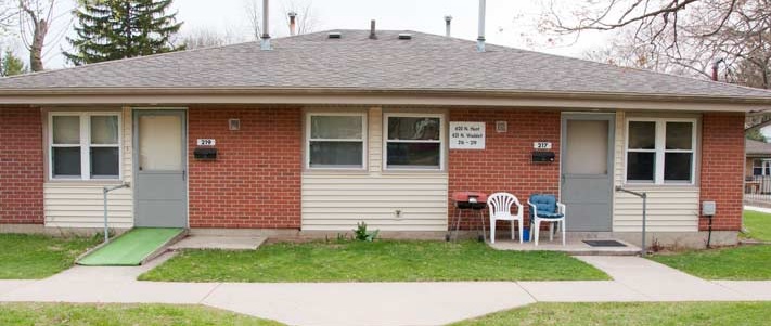 Douglas Village in Freeport, IL - Foto de edificio