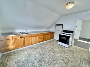 90 Franklin St in Bucksport, ME - Foto de edificio - Building Photo