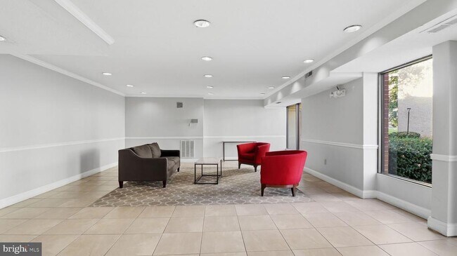 6141 Leesburg Pike in Falls Church, VA - Building Photo - Building Photo