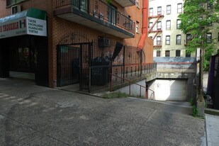 32-44 31st St in Astoria, NY - Building Photo