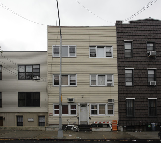 54 Herbert St in Brooklyn, NY - Foto de edificio - Building Photo