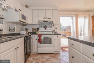 8291 Raindrop Way in Springfield, VA - Building Photo - Building Photo