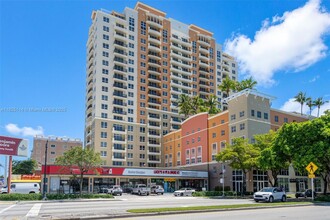 3232 SW 22nd Ter, Unit 604 in Miami, FL - Foto de edificio - Building Photo