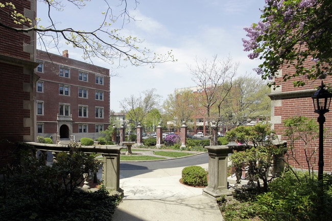 Richmond Court in Brookline, MA - Foto de edificio - Building Photo