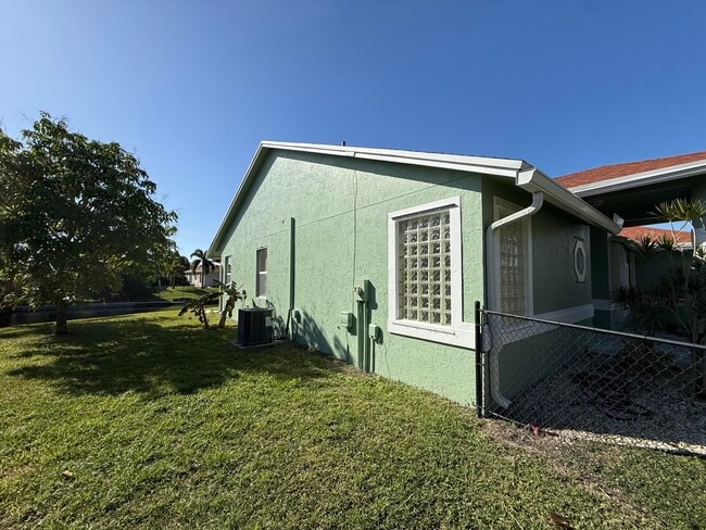 1168 Hatteras Cir in Greenacres, FL - Building Photo - Building Photo