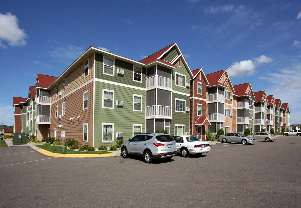 The Lodge at Pine Lakes in Sartell, MN - Foto de edificio