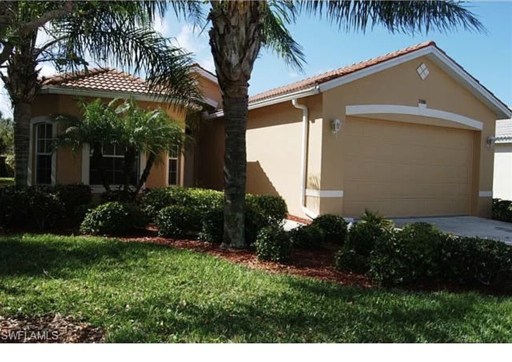 3300 Midship Dr in North Fort Myers, FL - Building Photo