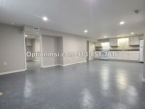 1009 Locust St in Harrisonville, MO - Building Photo - Building Photo
