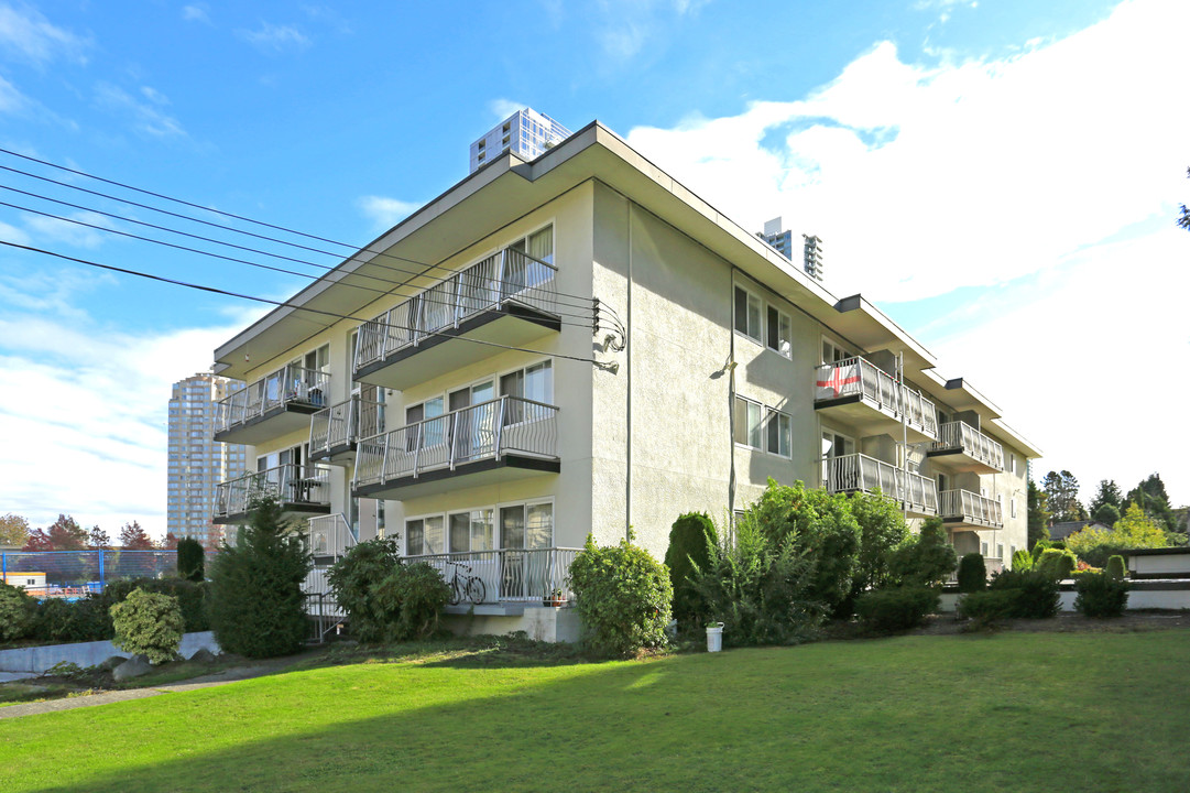 6433 McKay Ave in Burnaby, BC - Building Photo