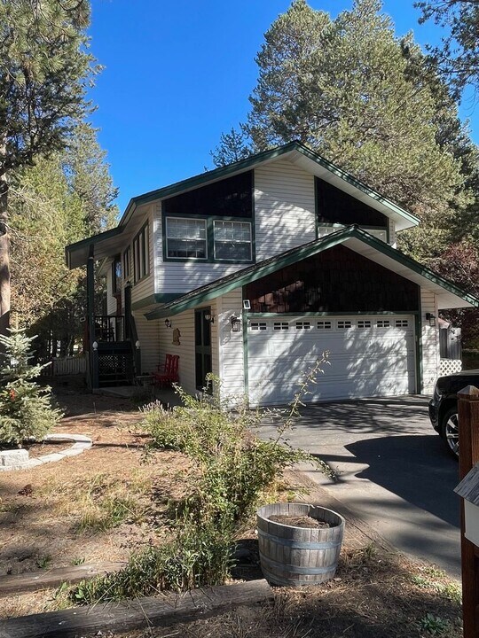 757 Michael Dr in South Lake Tahoe, CA - Foto de edificio
