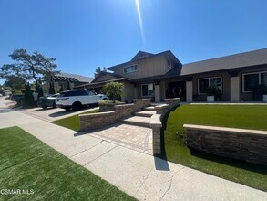 334 W Avenida De Las Flores in Thousand Oaks, CA - Building Photo - Building Photo