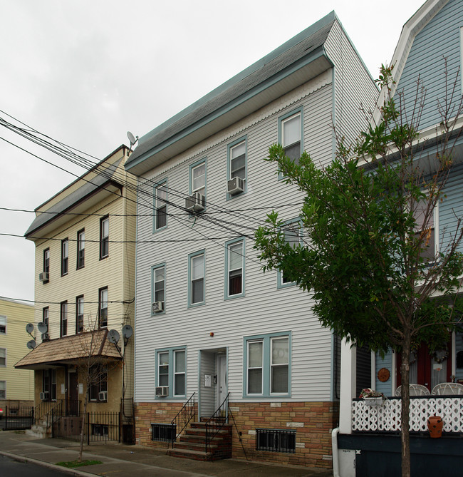 9 Kingsland Ave in Harrison, NJ - Foto de edificio - Building Photo