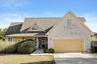 11 Elmwood Cir in Wimberley, TX - Foto de edificio - Building Photo