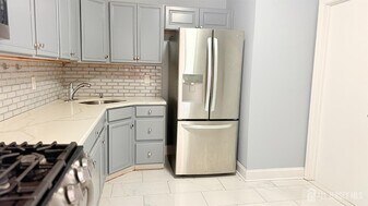 396 College Dr in Edison, NJ - Building Photo