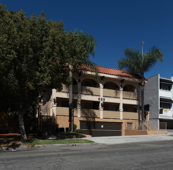 Casa De Palms in Burbank, CA - Building Photo