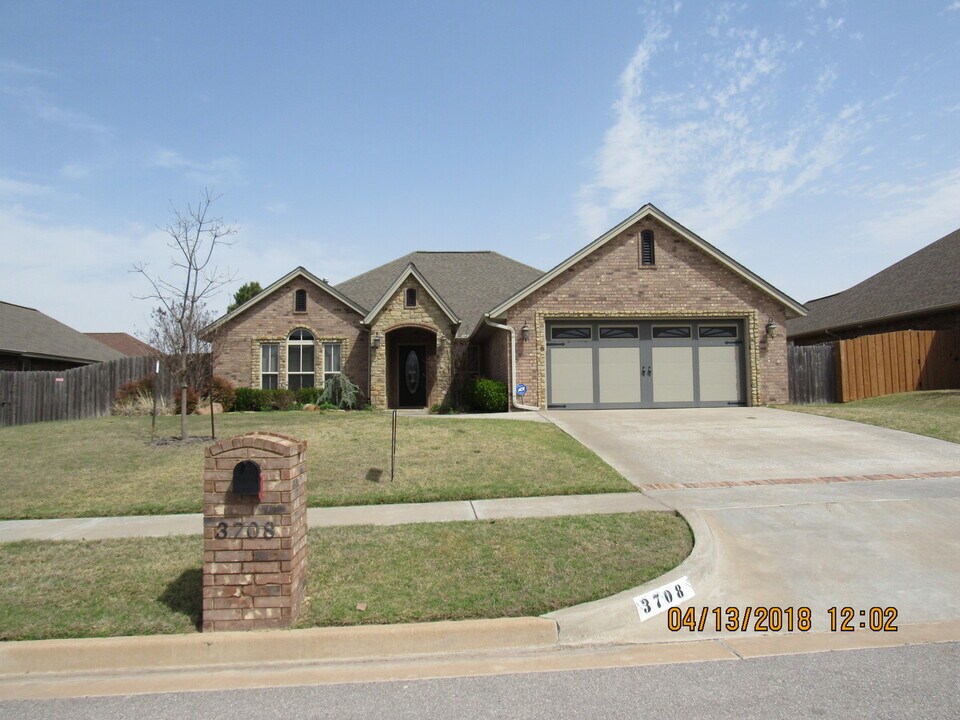 3708 NE Willow Way in Lawton, OK - Foto de edificio