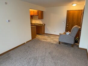 4074 S Packard Ave in St. Francis, WI - Foto de edificio - Building Photo