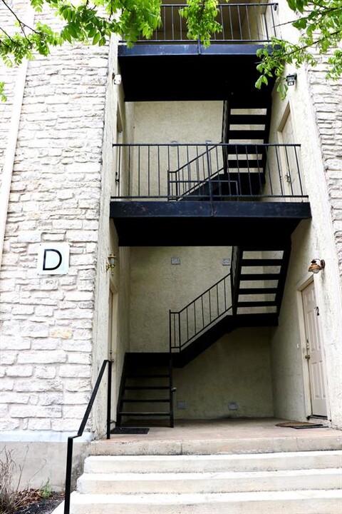 1013 Chestnut St in San Marcos, TX - Building Photo