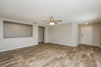 7406 Bridgeview Dr in Wesley Chapel, FL - Foto de edificio - Building Photo