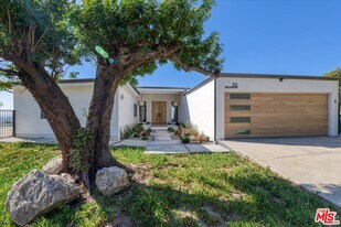 211 Bellino Dr in Los Angeles, CA - Building Photo