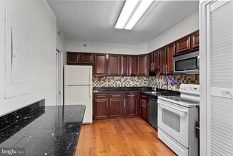 3713 S George Mason Dr in Falls Church, VA - Foto de edificio - Building Photo