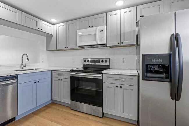 6075 N Sabal Palm Blvd in Tamarac, FL - Building Photo - Building Photo