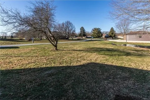 211 Hillview Dr in Jamestown, IN - Foto de edificio - Building Photo