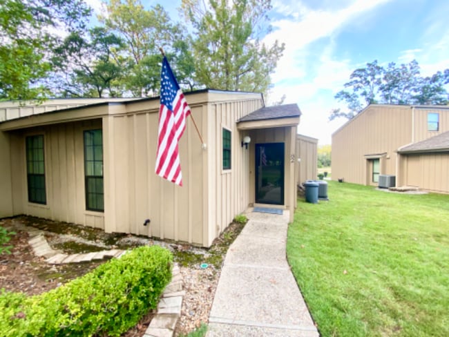 82 N Court Villa Dr in Mandeville, LA - Building Photo - Building Photo