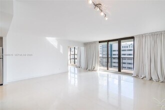 1800 Collins Ave, Unit 8C in Miami Beach, FL - Foto de edificio - Building Photo