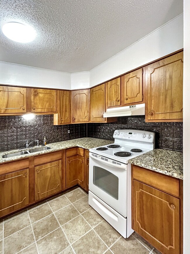 1212 Hillcrest Dr in New Braunfels, TX - Building Photo - Building Photo