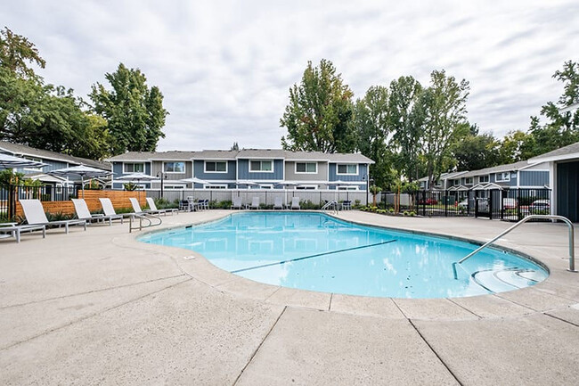 Sixty58 Townhomes in Sacramento, CA - Foto de edificio - Building Photo