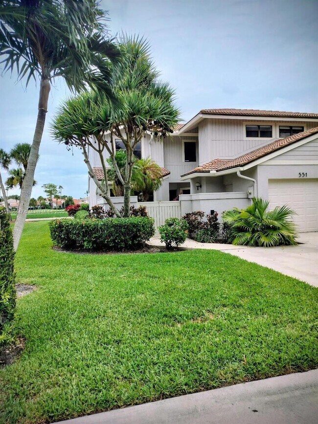 551 Prestwick Cir in Palm Beach Gardens, FL - Building Photo - Building Photo