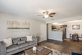 Bayou Landing in Gulfport, MS - Foto de edificio - Building Photo