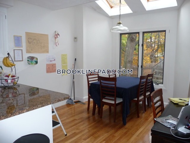25 Winthrop Rd in Brookline, MA - Building Photo