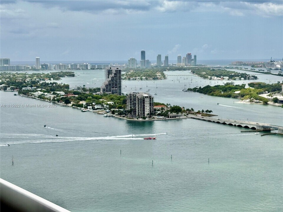 1800 N Bayshore Dr in Miami, FL - Building Photo