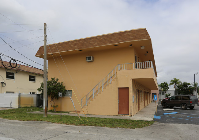 3611 N Dixie Hwy in Oakland Park, FL - Building Photo - Building Photo