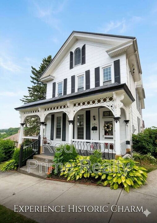 401 S Center St in Ebensburg, PA - Building Photo