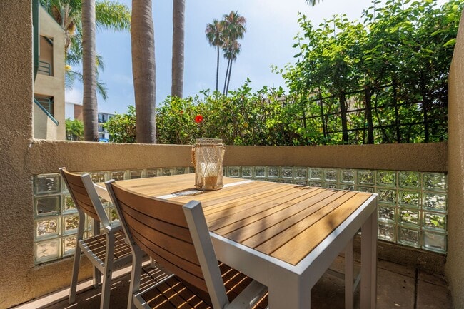 8132 Camino Del Sol in La Jolla, CA - Building Photo - Building Photo